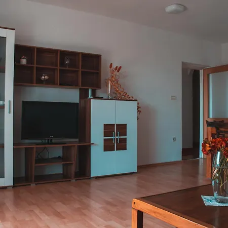 Deh, Stinjan 아파트 풀라