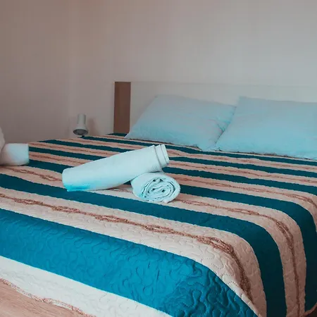 Apartment Deh, Stinjan