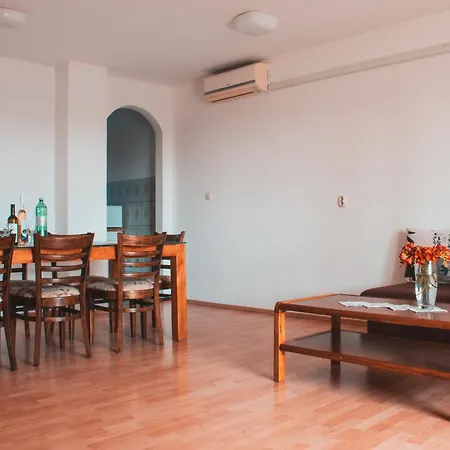 Apartment Deh, Stinjan
