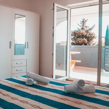 Deh, Stinjan Apartment