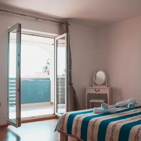 Apartment Deh, Stinjan