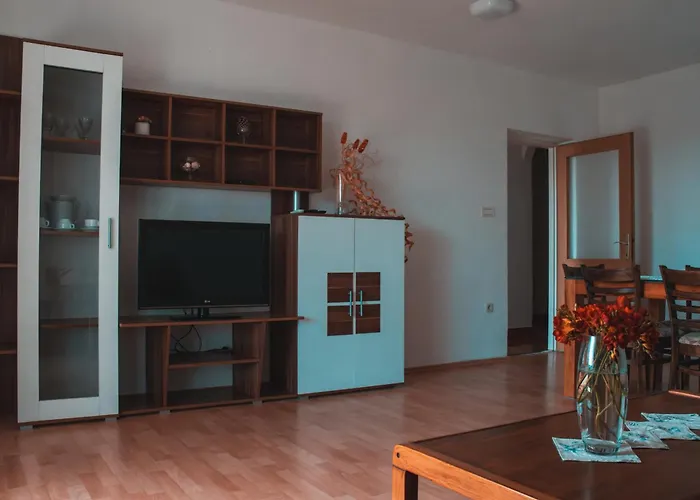 Deh, Stinjan 아파트 풀라