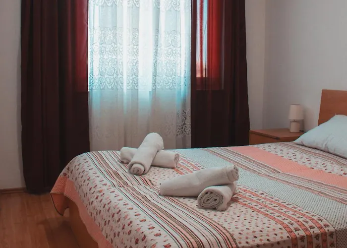 Deh, Stinjan 아파트