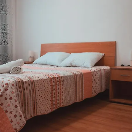 Deh, Stinjan Apartment