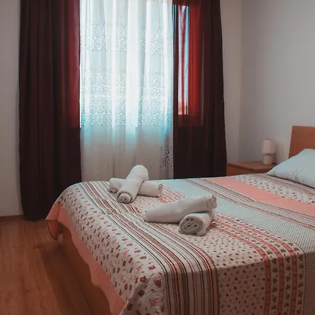 Deh, Stinjan Apartment