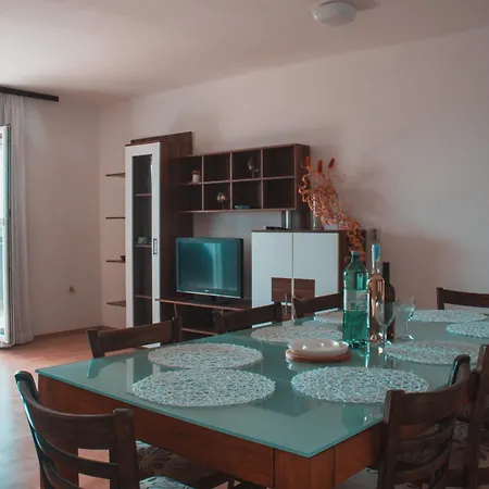 Apartment Deh, Stinjan
